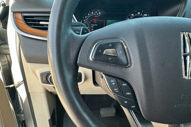 Used 2019 Silver Lincoln Select image 14