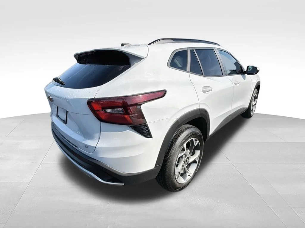 Used 2025 White Chevrolet LT image 10