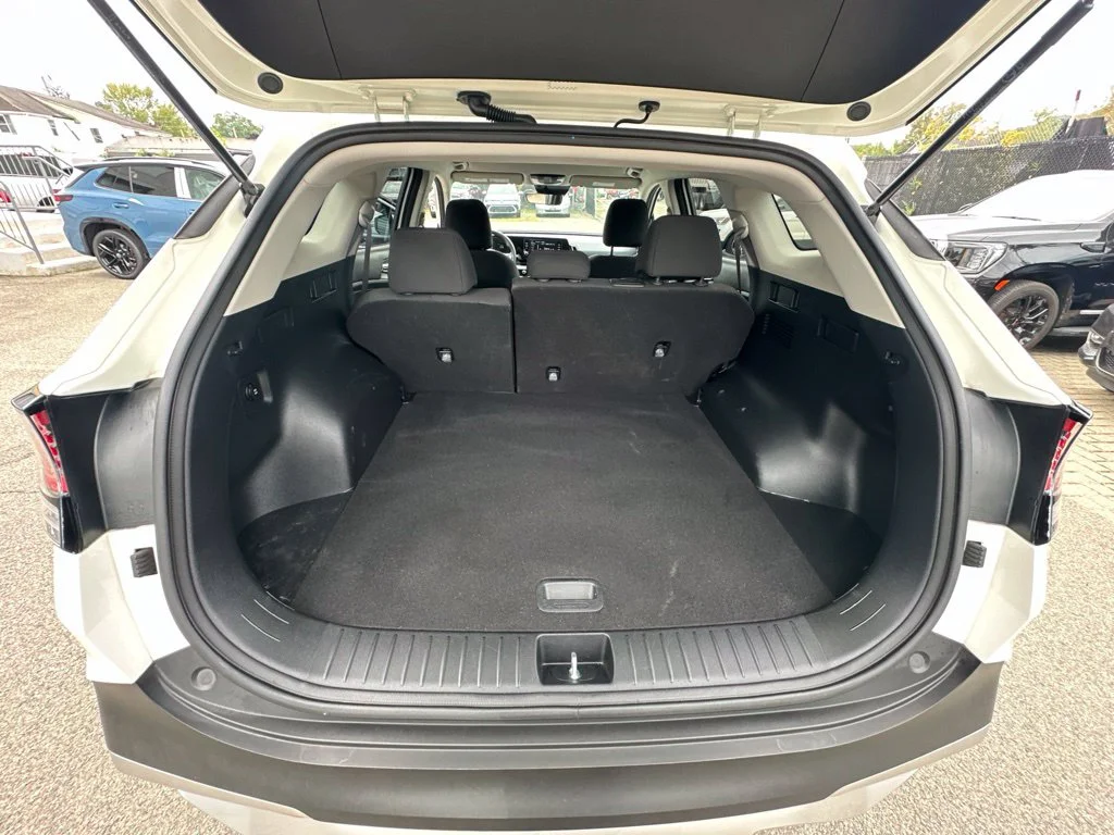 Used 2023 White Kia LX image 28
