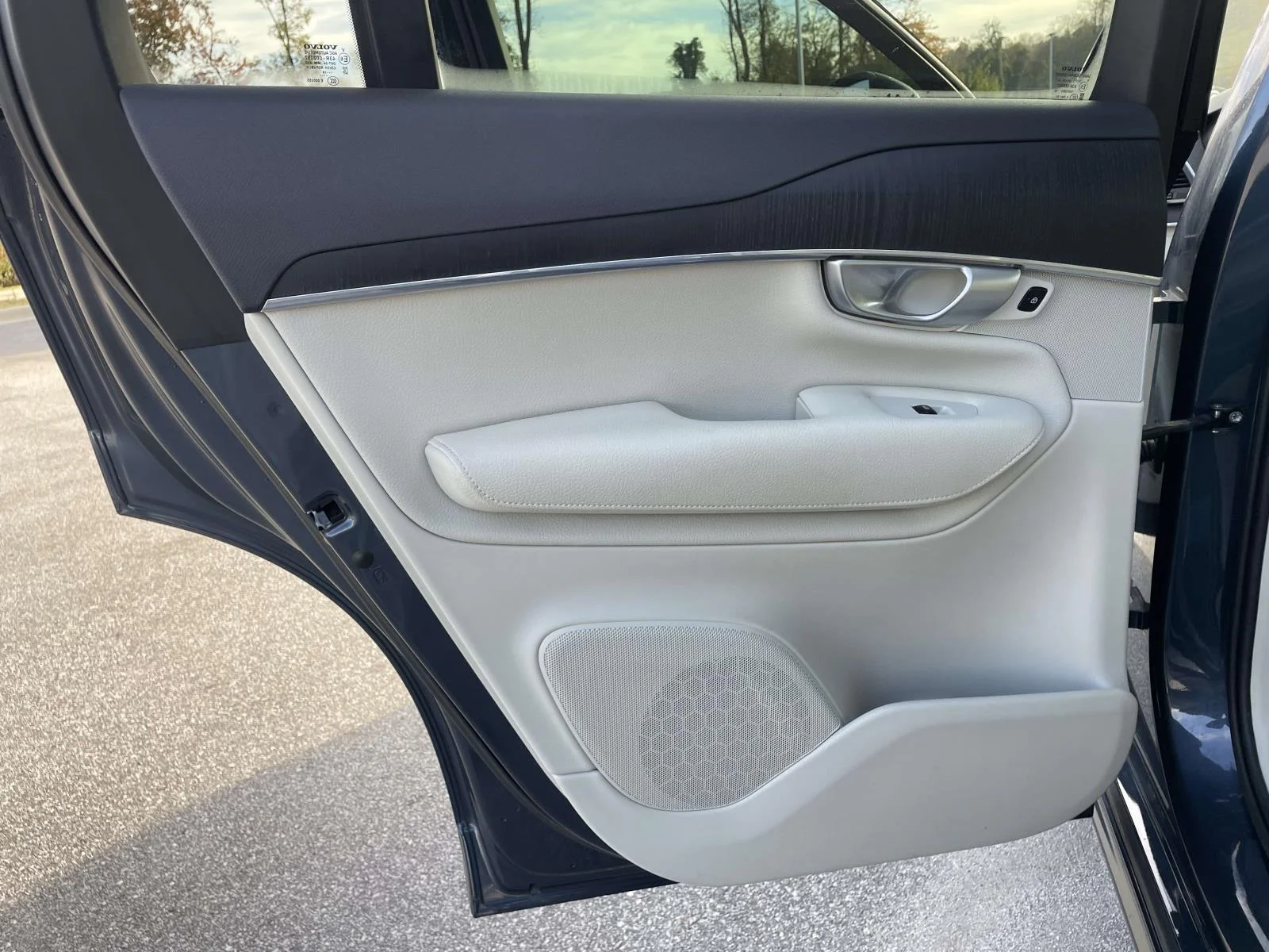 Used 2020 Denim Blue Metallic Volvo Momentum image 2