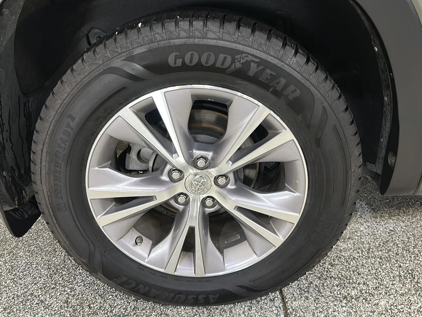 Used 2015 ALUMINA JADE METALLIC TOYOTA XLE image 10