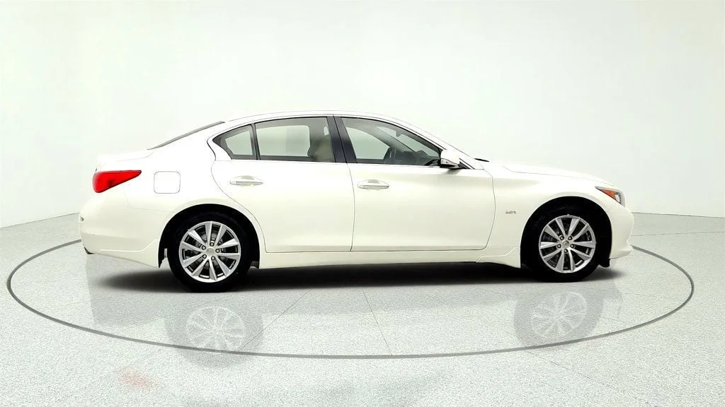 Used 2016 Majestic White INFINITI 4dr Sedan 2.0t Premium AWD w/ Premium Plus Pkg image 4