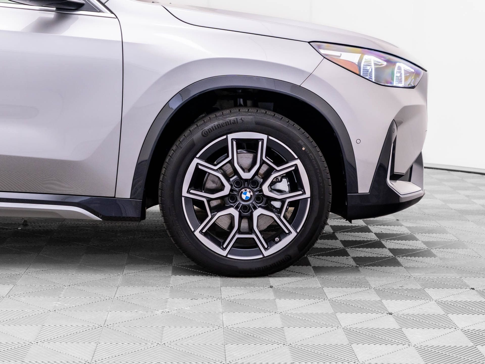 New 2026 Space Silver Metallic BMW xDrive28i image 34