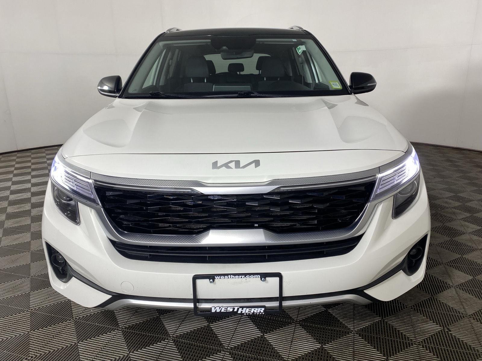 Used 2022 Clear White/Black Roof Kia S image 2