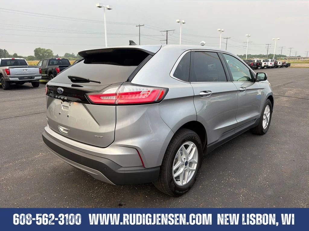 Used 2022 Silver Ford SEL image 5