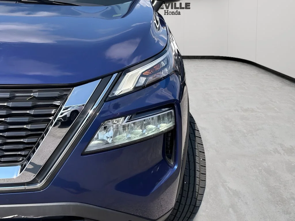 Used 2022 Caspian Blue Metallic Nissan SV image 5