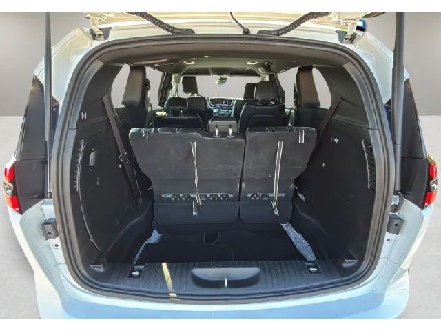 Used 2025 White Chrysler Select image 31