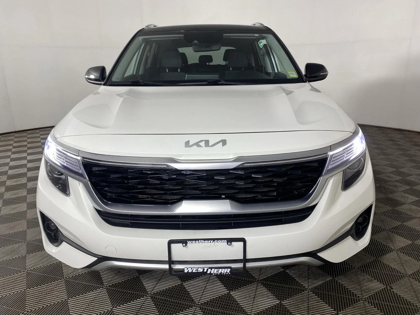 Used 2022 Clear White/Black Roof Kia S image 2