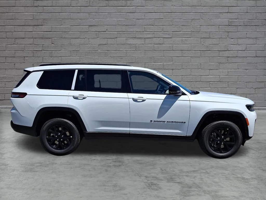 New 2026 Bright White Clearcoat Jeep Laredo Altitude image 9