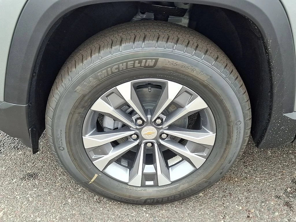New 2027 Sterling Gray Metallic Chevrolet LT image 19