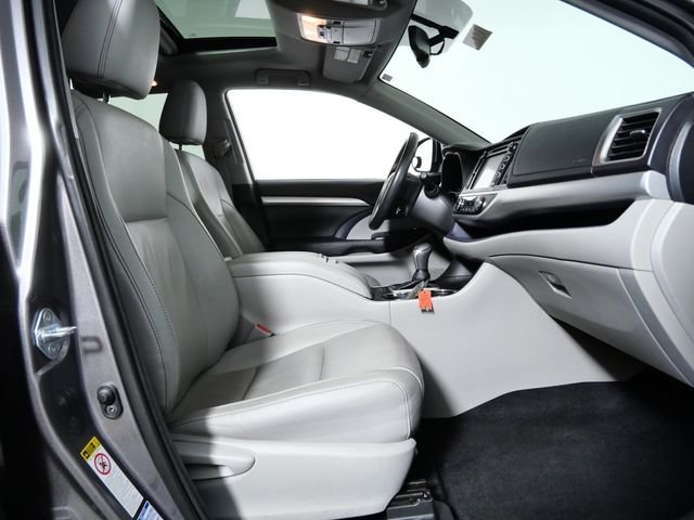 Used 2015 Gray Toyota XLE V6 image 9
