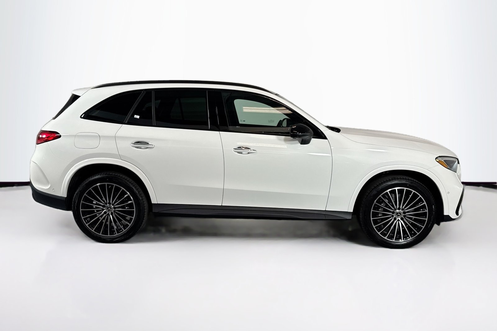 New 2026 Polar White Mercedes-Benz GLC 300 image 4