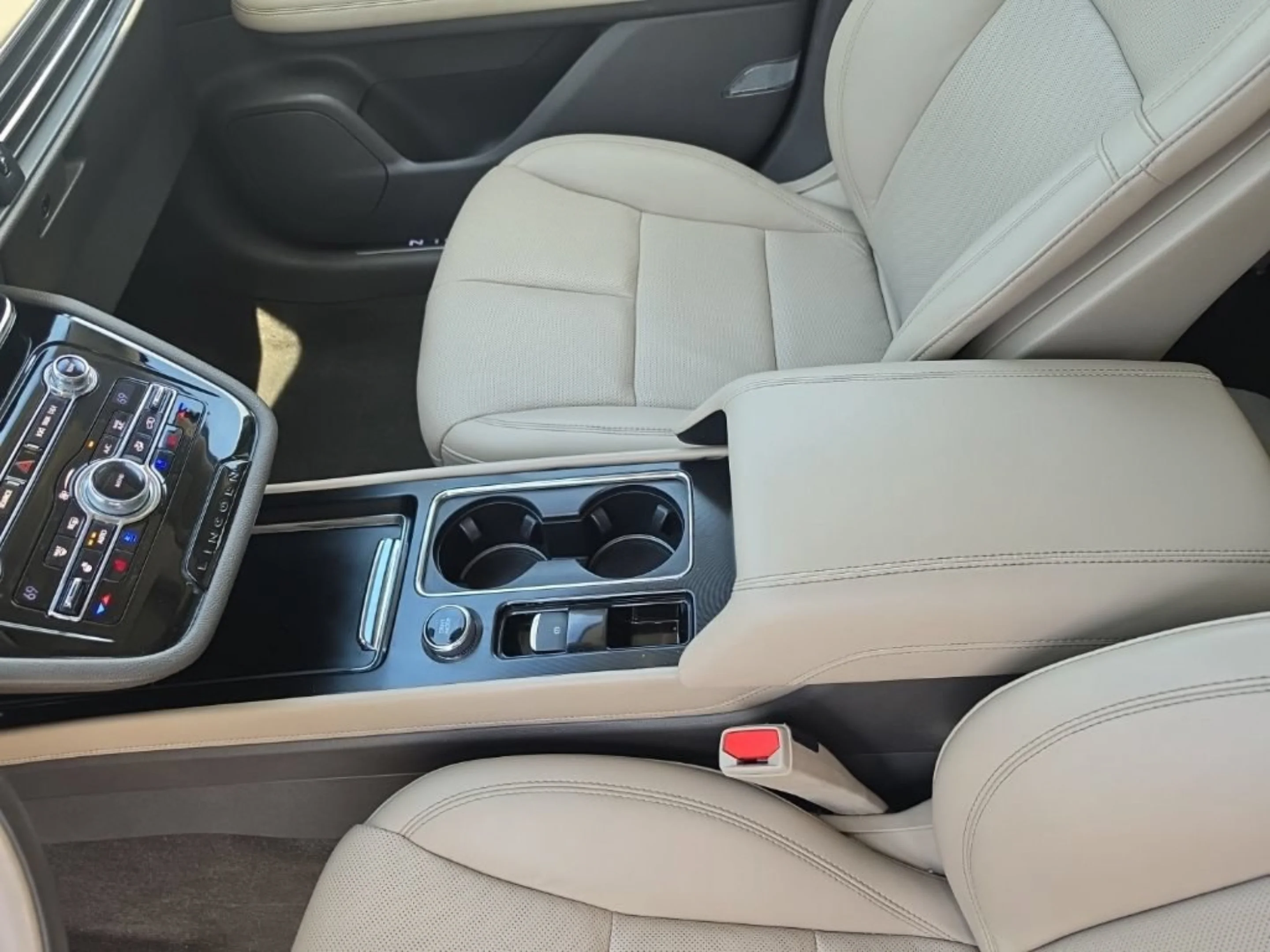 Used 2020 White Lincoln Reserve image 18