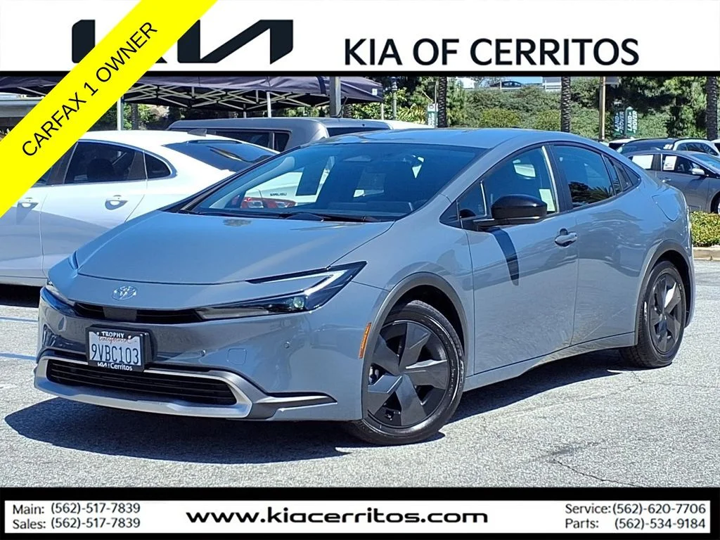 2026 Toyota Prius SE's photo