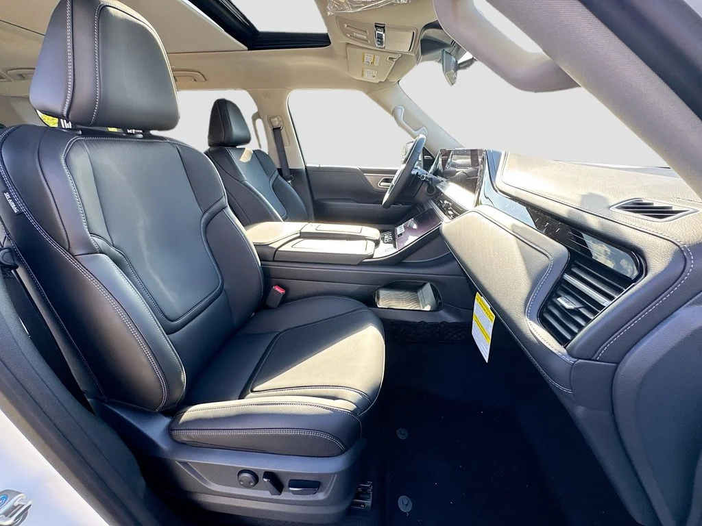 New 2026 RADIANT WHITE INFINITI Pure 2WD image 31