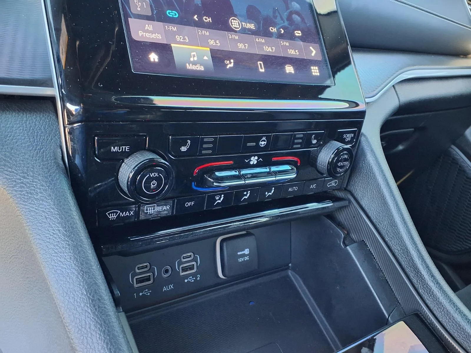 Used 2023 Silver Zynith Jeep Altitude image 27