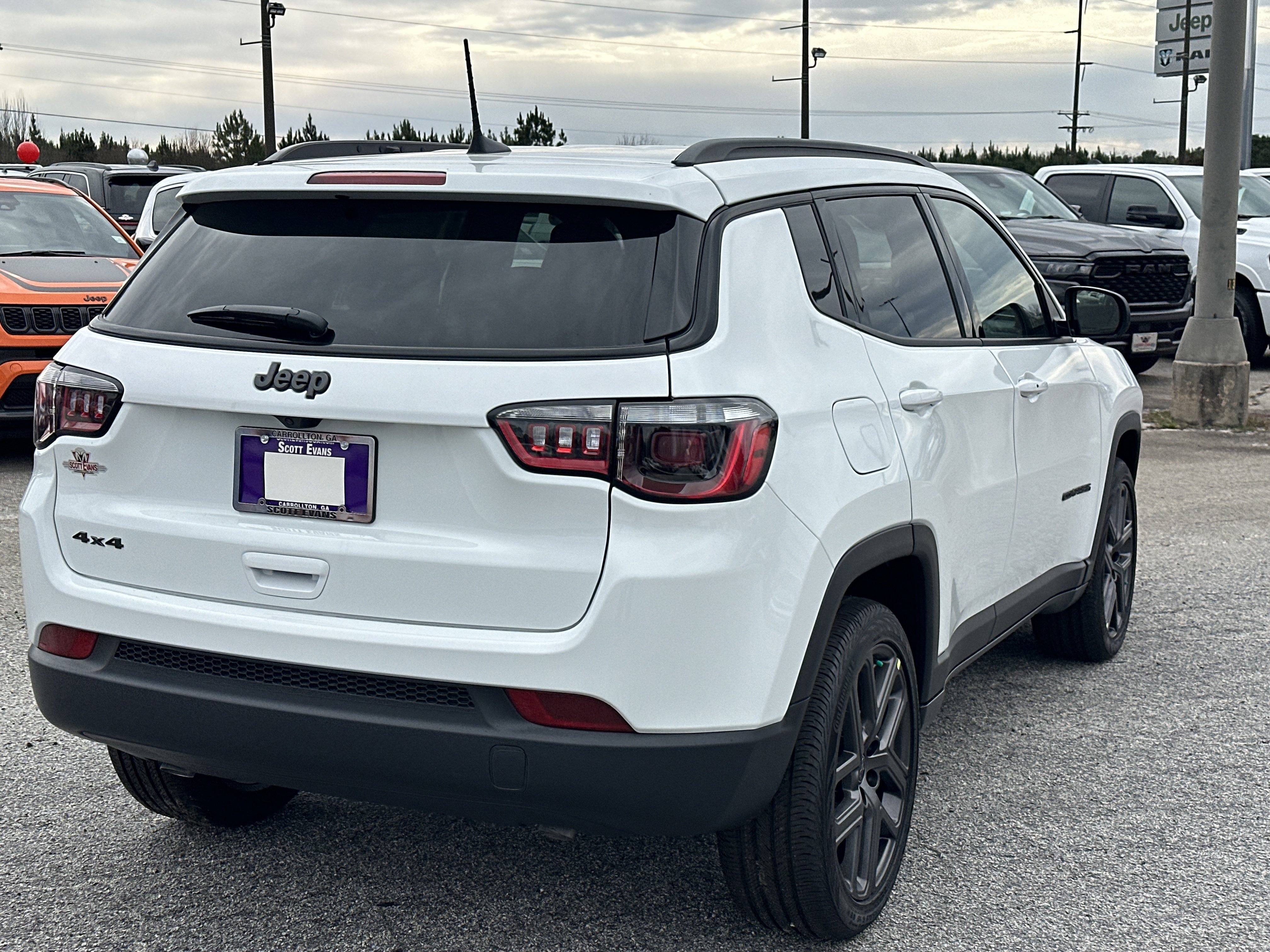 New 2026 Bright White Clear-Coat Exterior Paint Jeep Latitude Altitude image 8