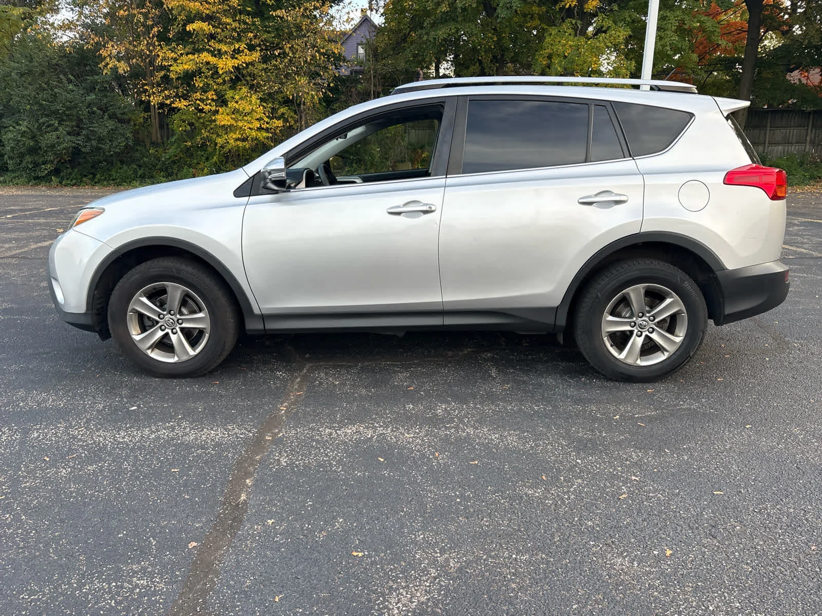 Used 2015 Classic Silver Metallic Toyota XLE image 3