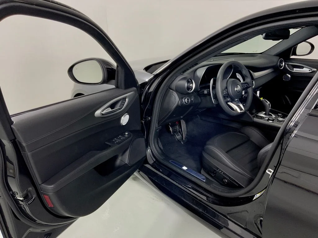 New 2026 Vulcano Black Metallic Exterior Paint Alfa Romeo Veloce image 18