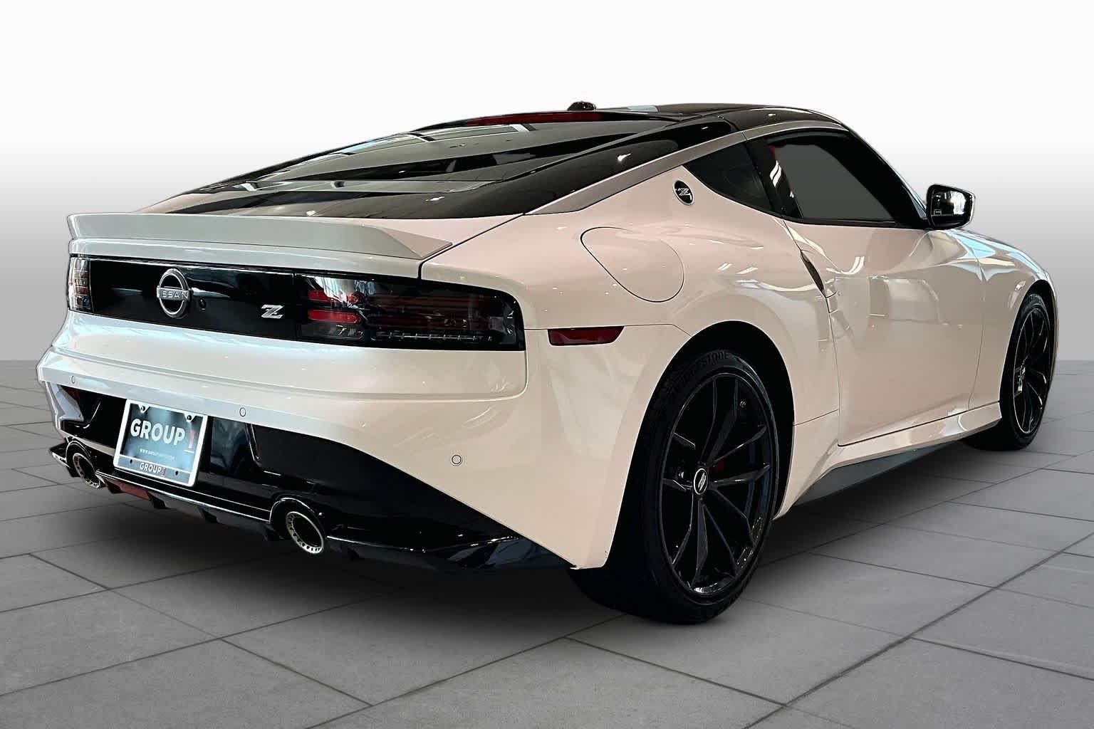 Used 2025 Pearl White Tricoat/Super Black Nissan Performance image 13