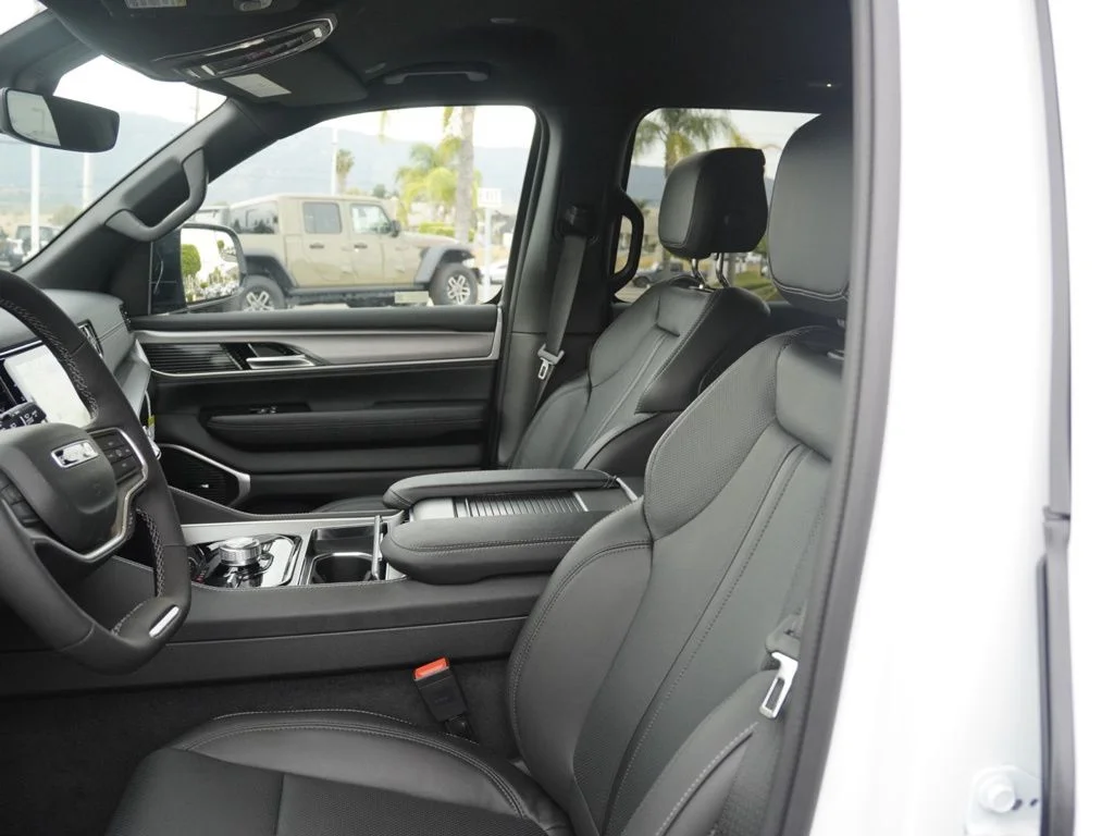 New 2026 Bright White Clear-Coat Exterior Paint Jeep  image 18