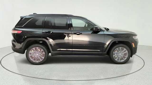 New 2026 Diamond Black Crystal Pearlcoat Jeep  image 15