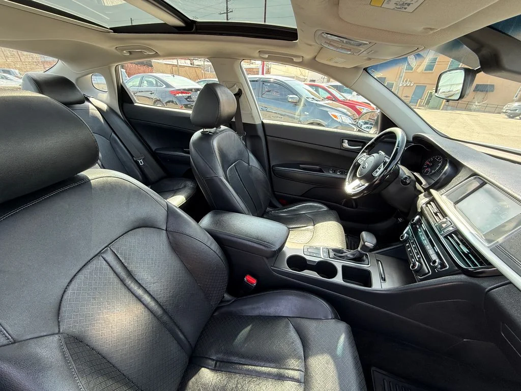 Used 2020 Silver Kia SE image 3