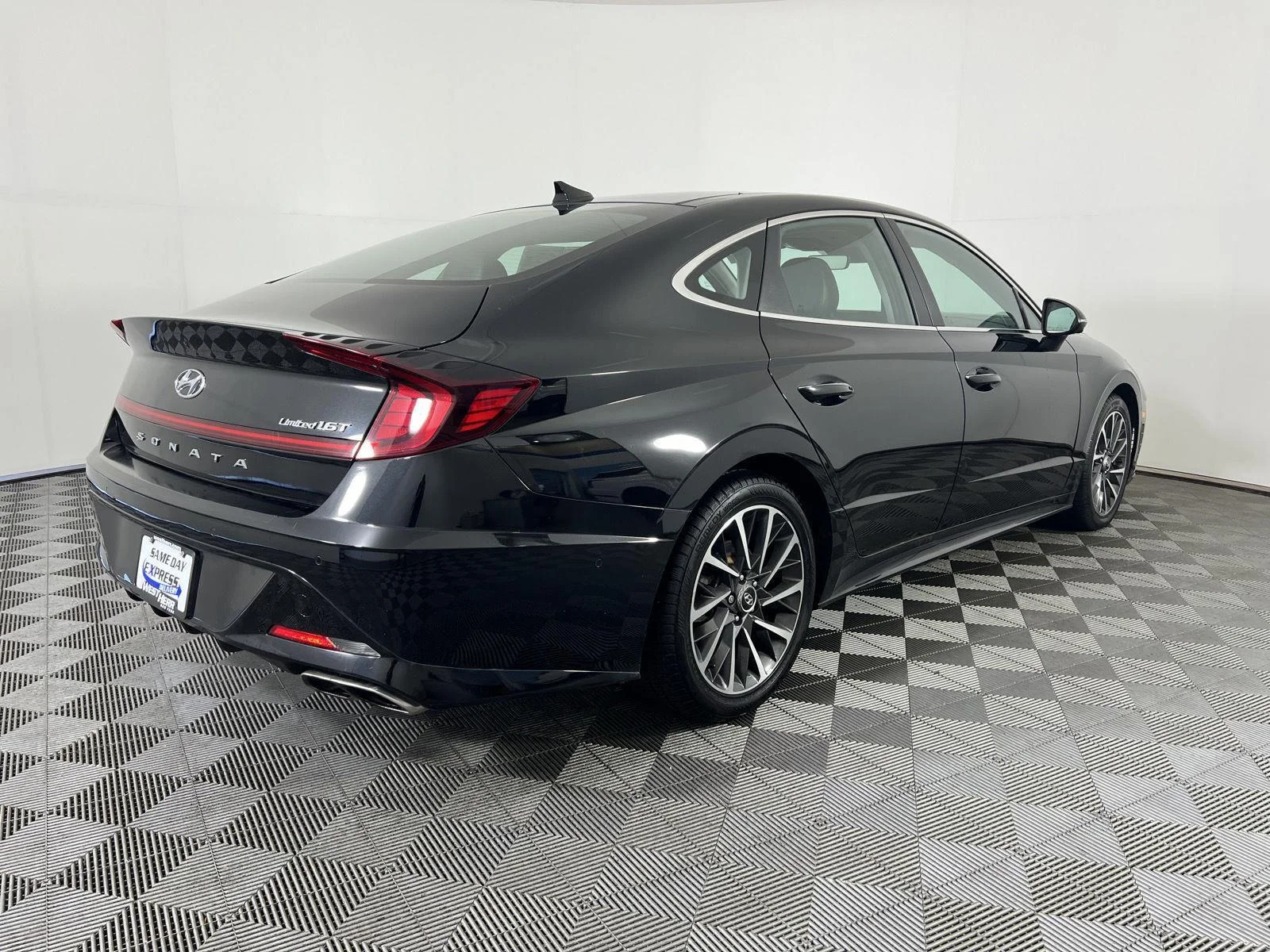 Used 2022 Phantom Black Hyundai Limited image 3