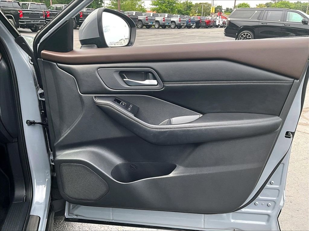 Used 2023 Gray Nissan SL image 12