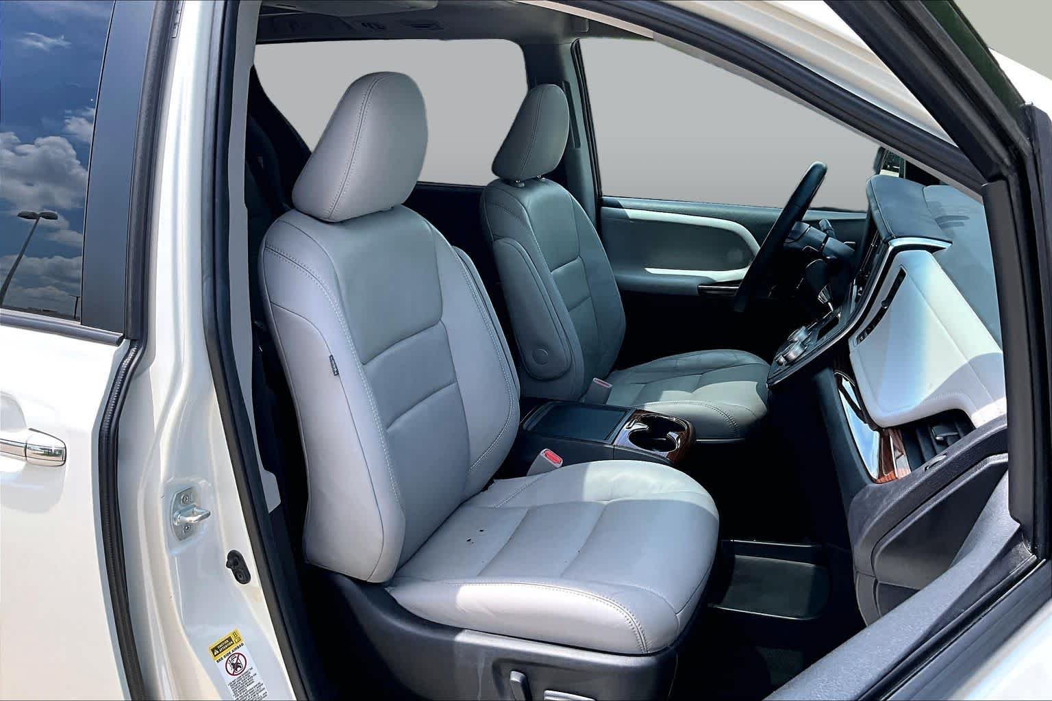 Used 2016 Blizzard Pearl Toyota Ltd Premium image 9
