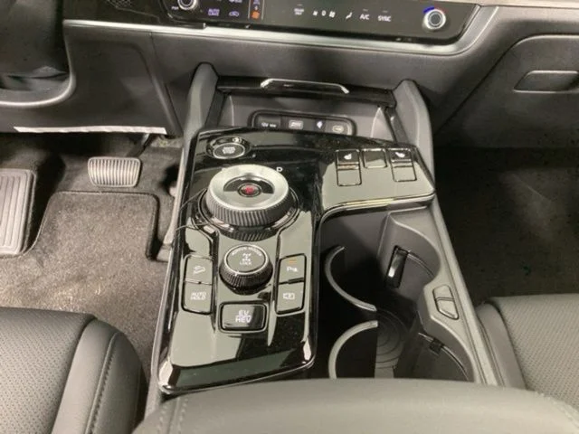 Used 2024 Black Kia X-Line image 20