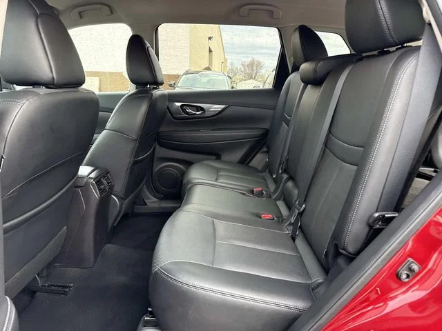 Used 2015 Red Nissan SL image 14