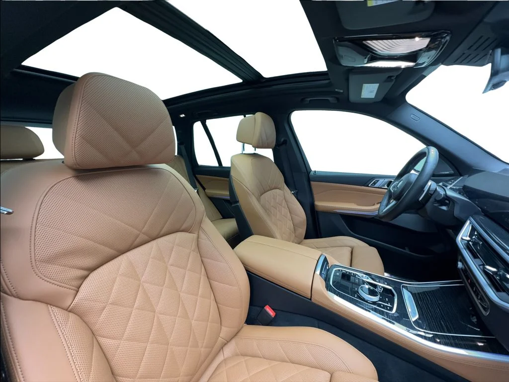 Used 2025 Gray BMW M60i image 32