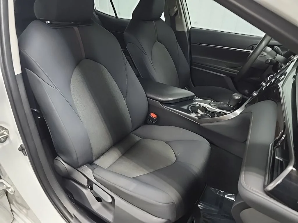 Used 2020 White Toyota LE image 14