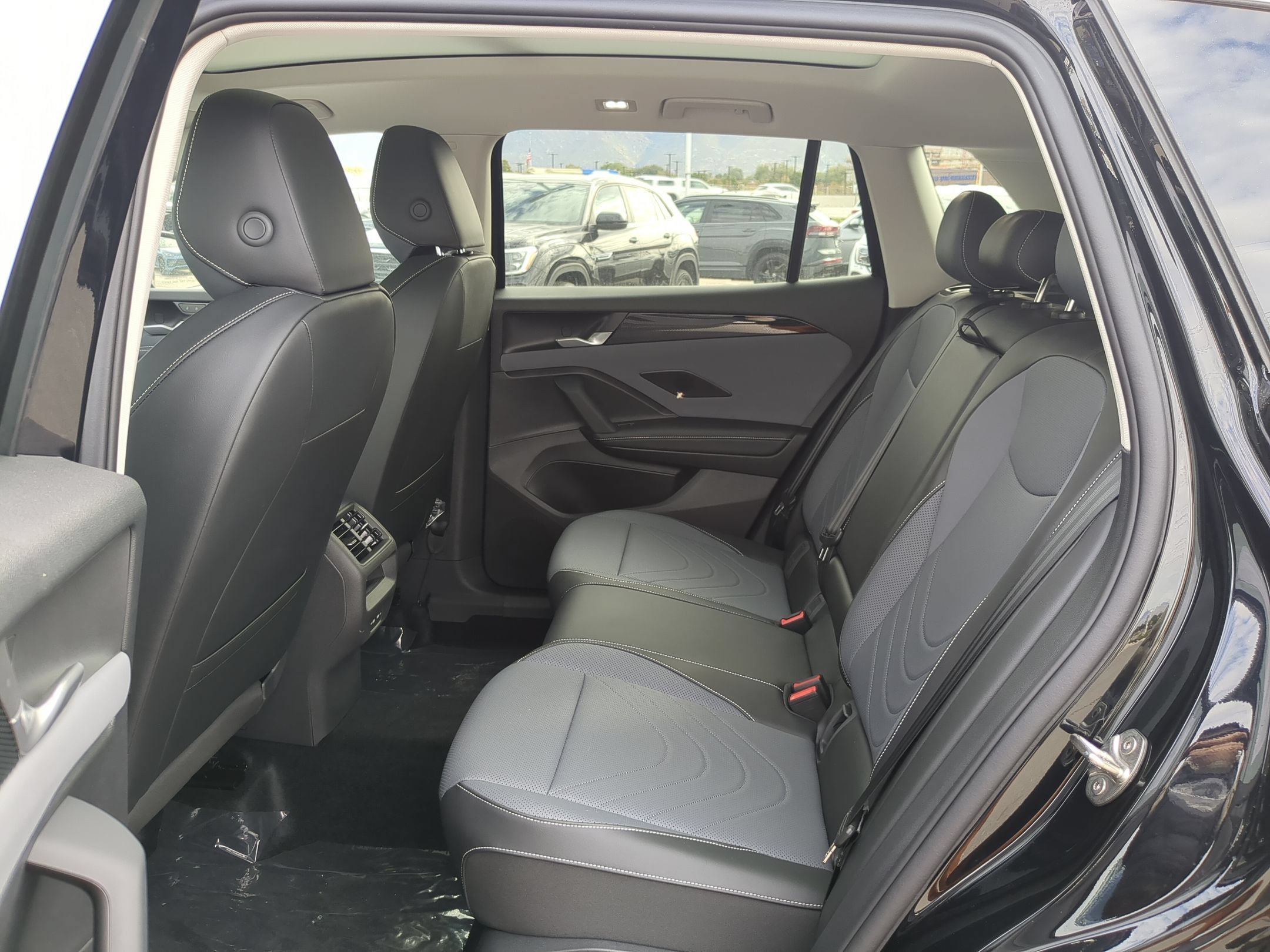 New 2026 Deep Black Pearl Volkswagen SE image 15