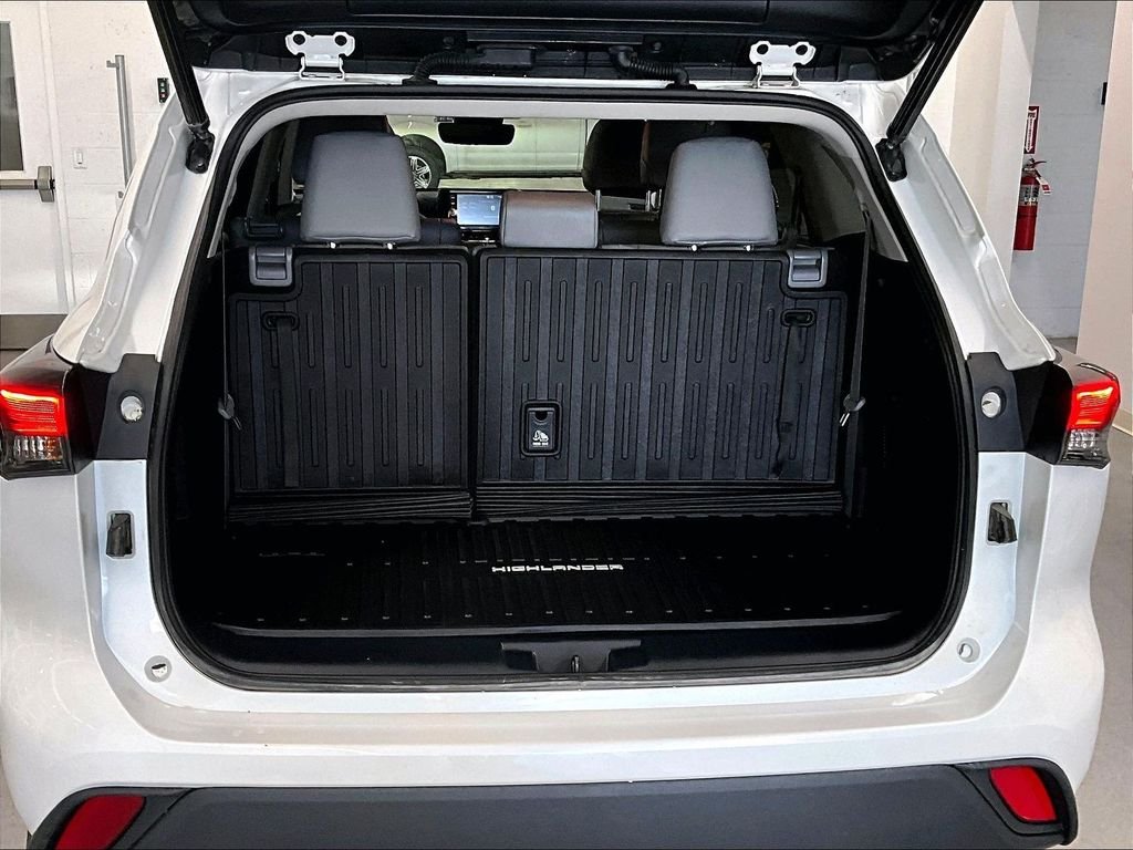 Used 2022 Pearl Toyota XLE image 36