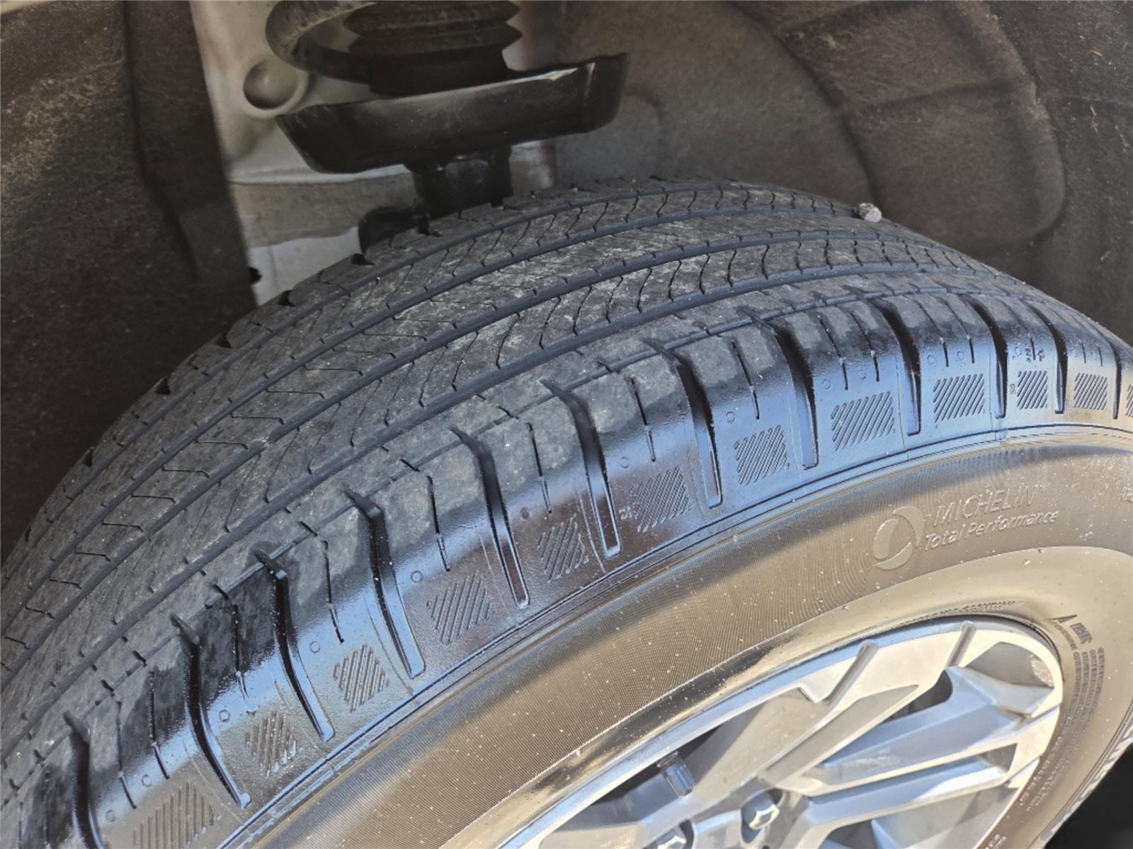 Used 2026 Summit White GMC FWD Elevation image 28