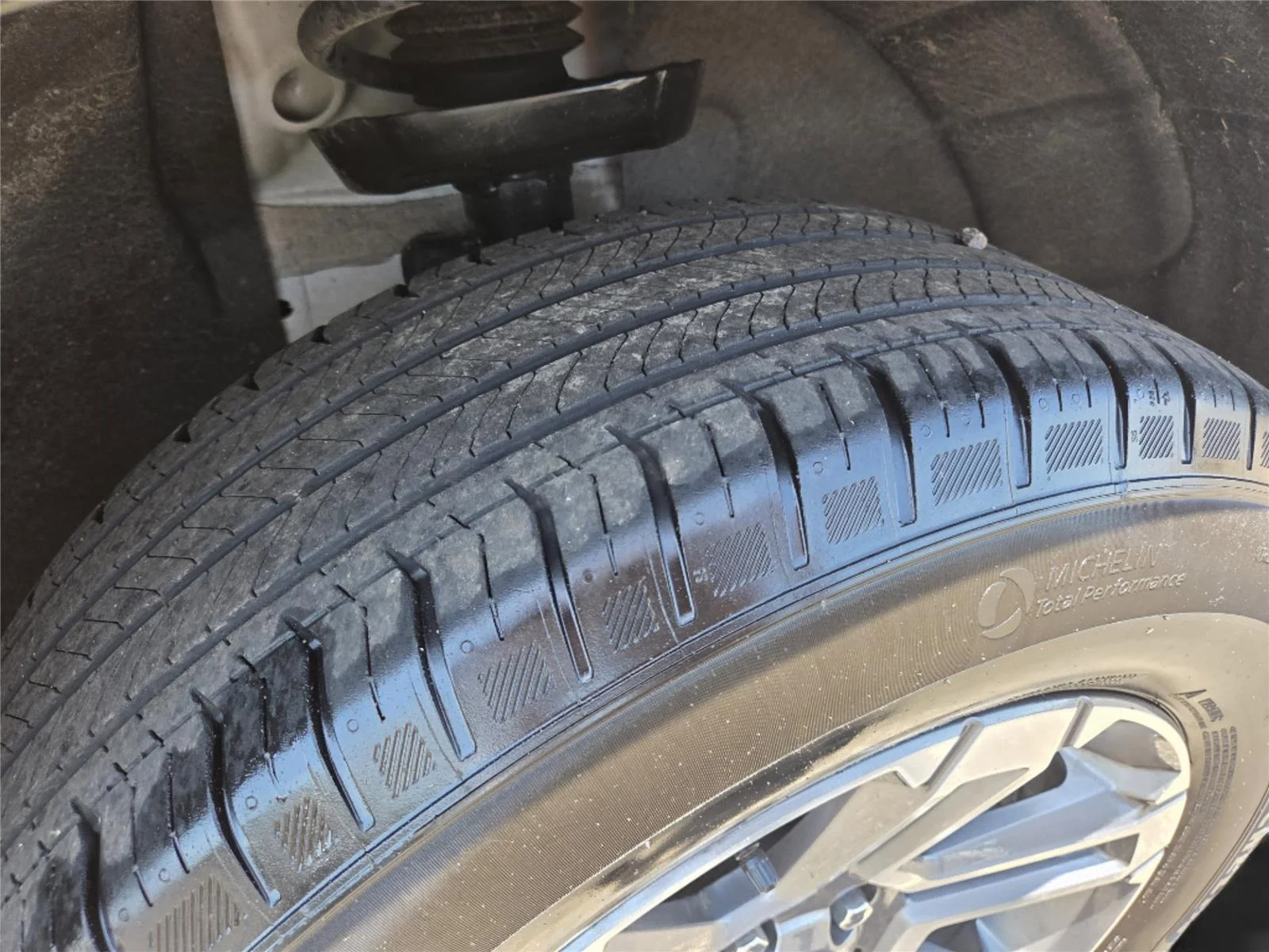 Used 2026 Summit White GMC FWD Elevation image 28