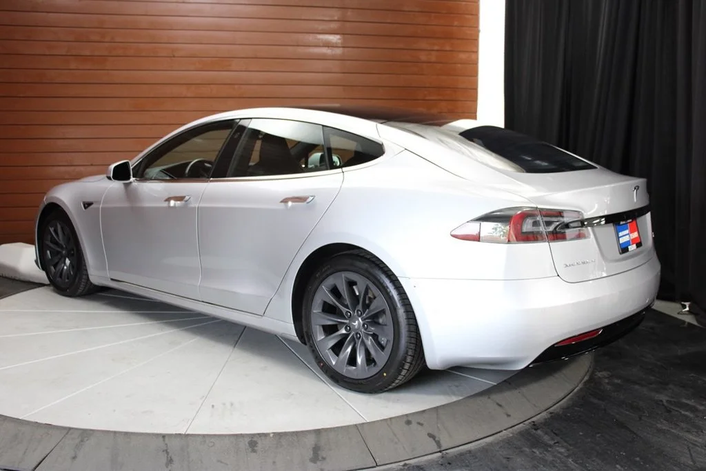Used 2018 Obsidian Black Metallic Tesla  image 9