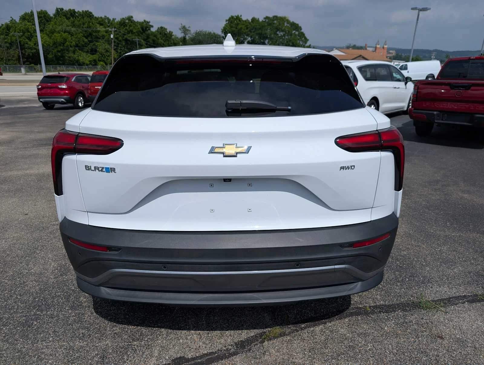 New 2025 Summit White Chevrolet AWD LT image 8