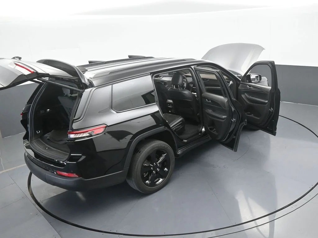 Used 2023 Diamond Black Crystal Pearlcoat Jeep Altitude image 64