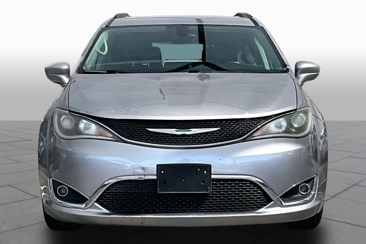 Used 2017 Billet Silver Metallic Clearcoat Chrysler Touring-L image 4