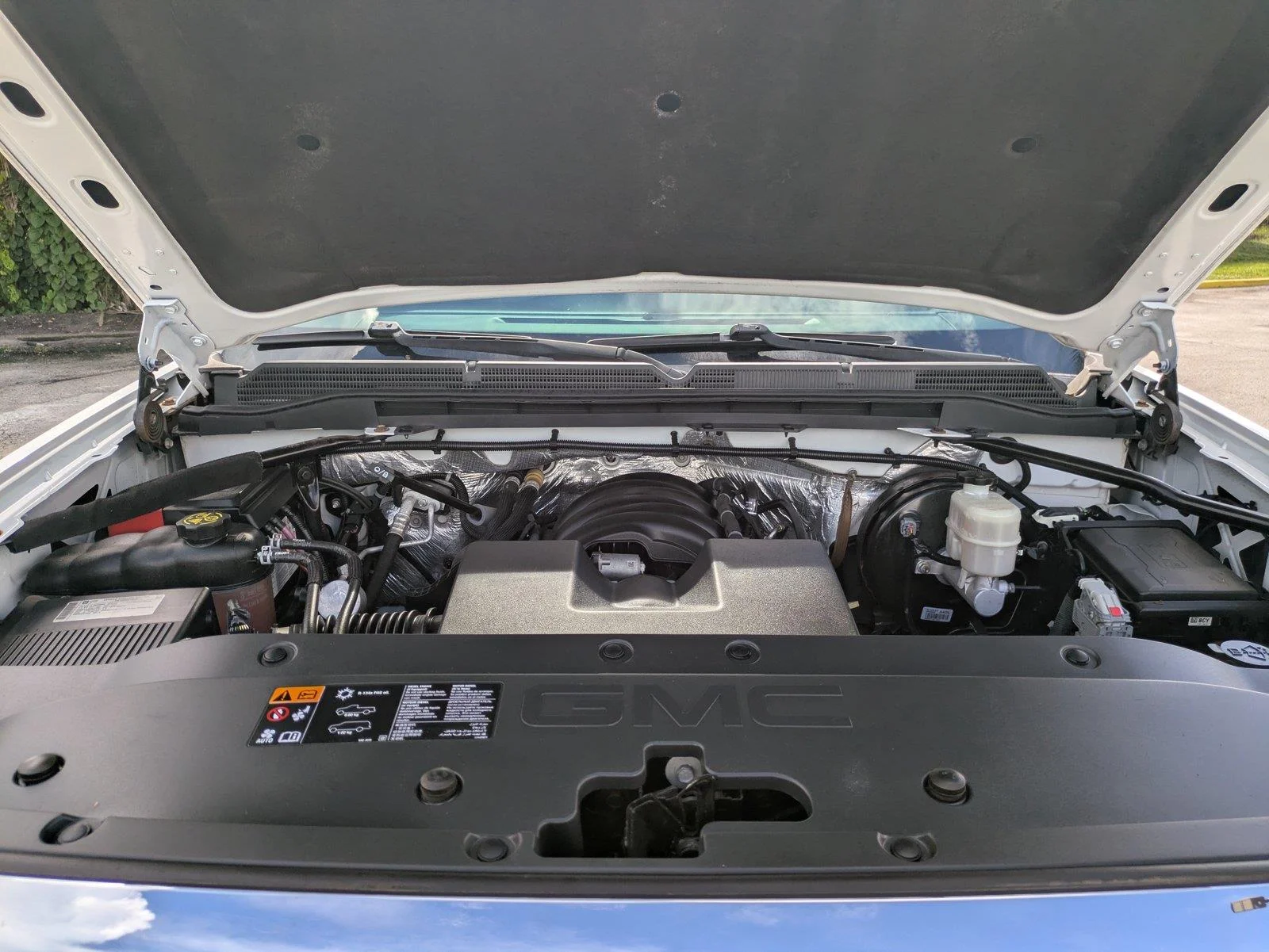 Used 2014 White GMC Base image 30