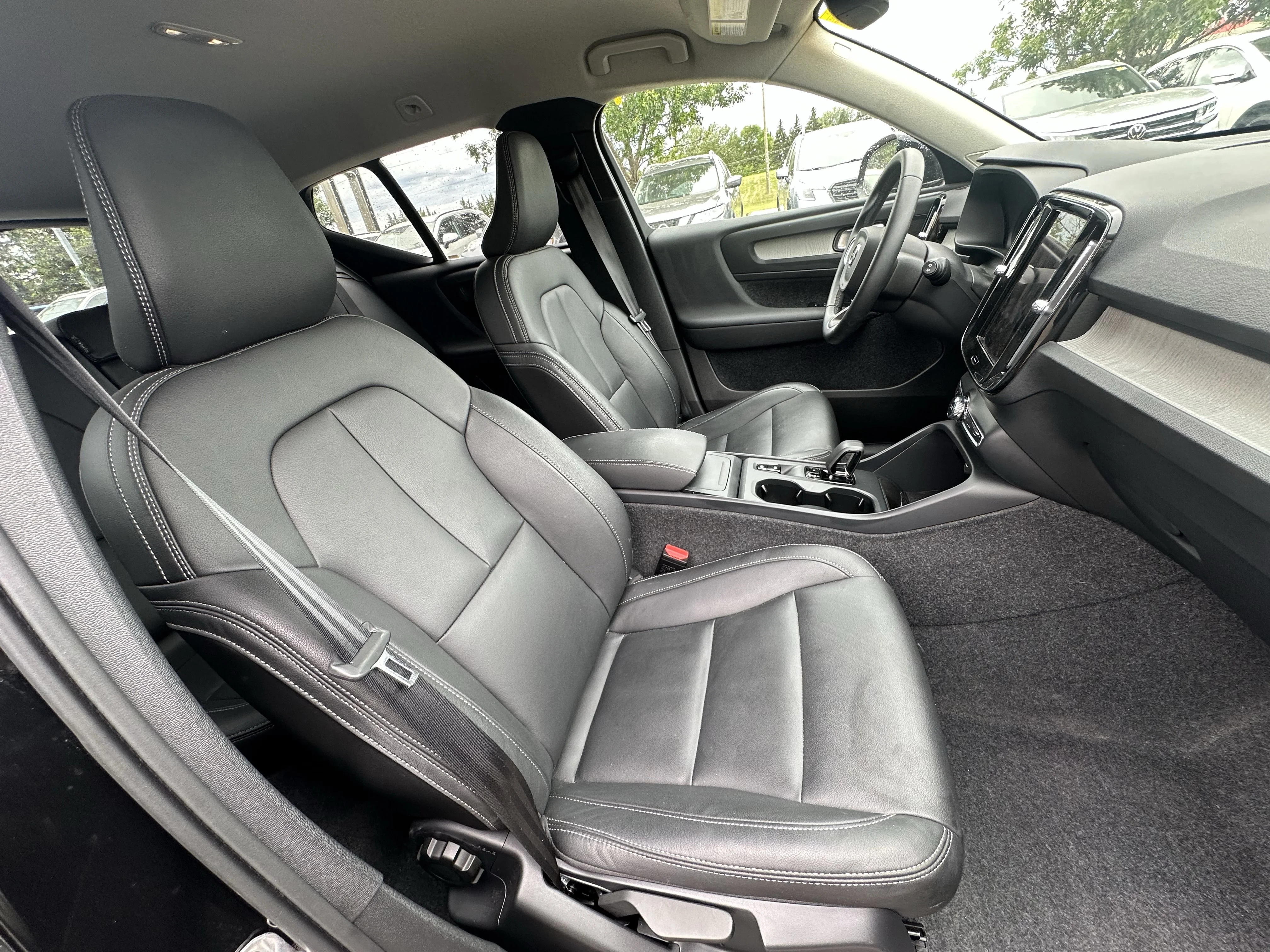 Certified Used 2025  Volvo Core Bright Theme image 18