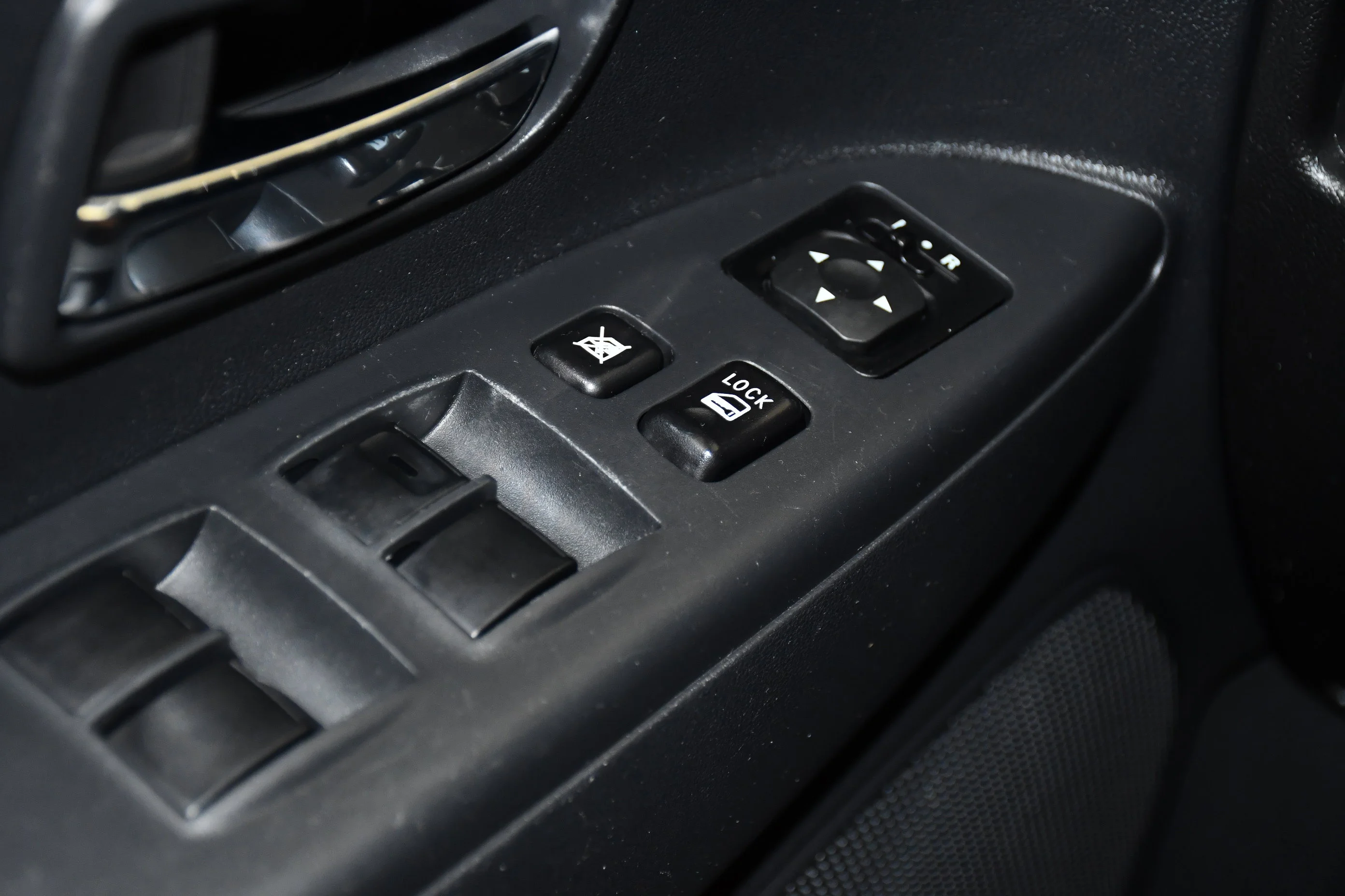 Used 2022 White Diamond Mitsubishi ES image 33