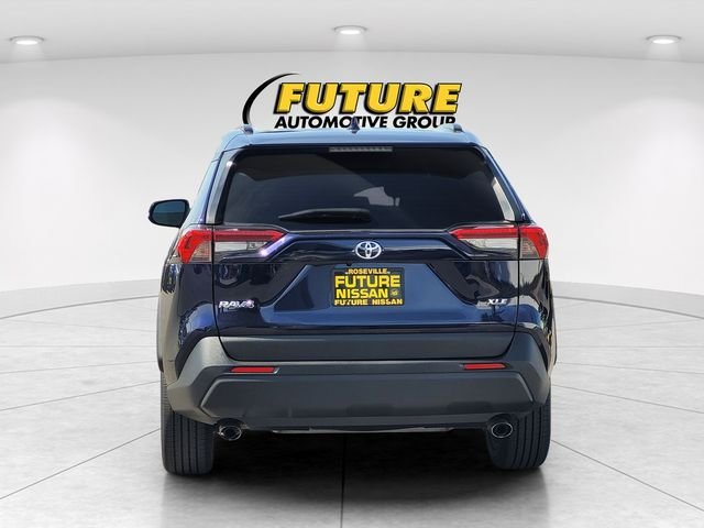Used 2020  Toyota XLE Premium image 8