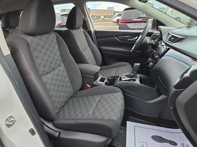 Used 2018 White Nissan  image 21