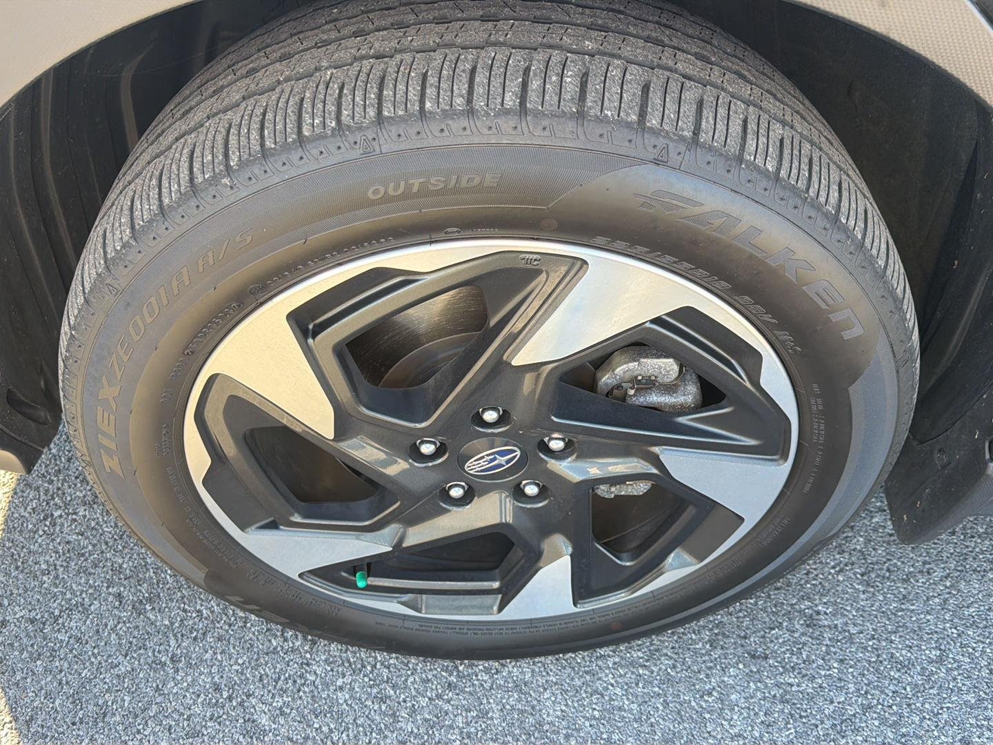 Used 2024 Ice Silver Metallic Subaru Limited image 8
