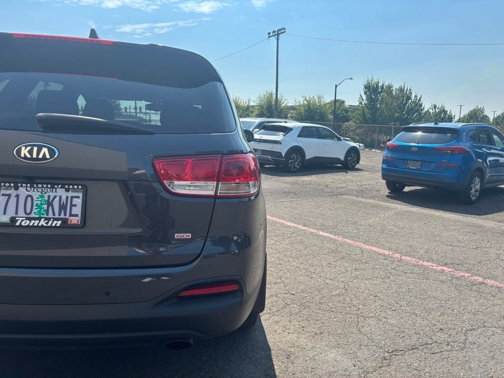 Used 2018 Platinum Graphite Kia LX image 4