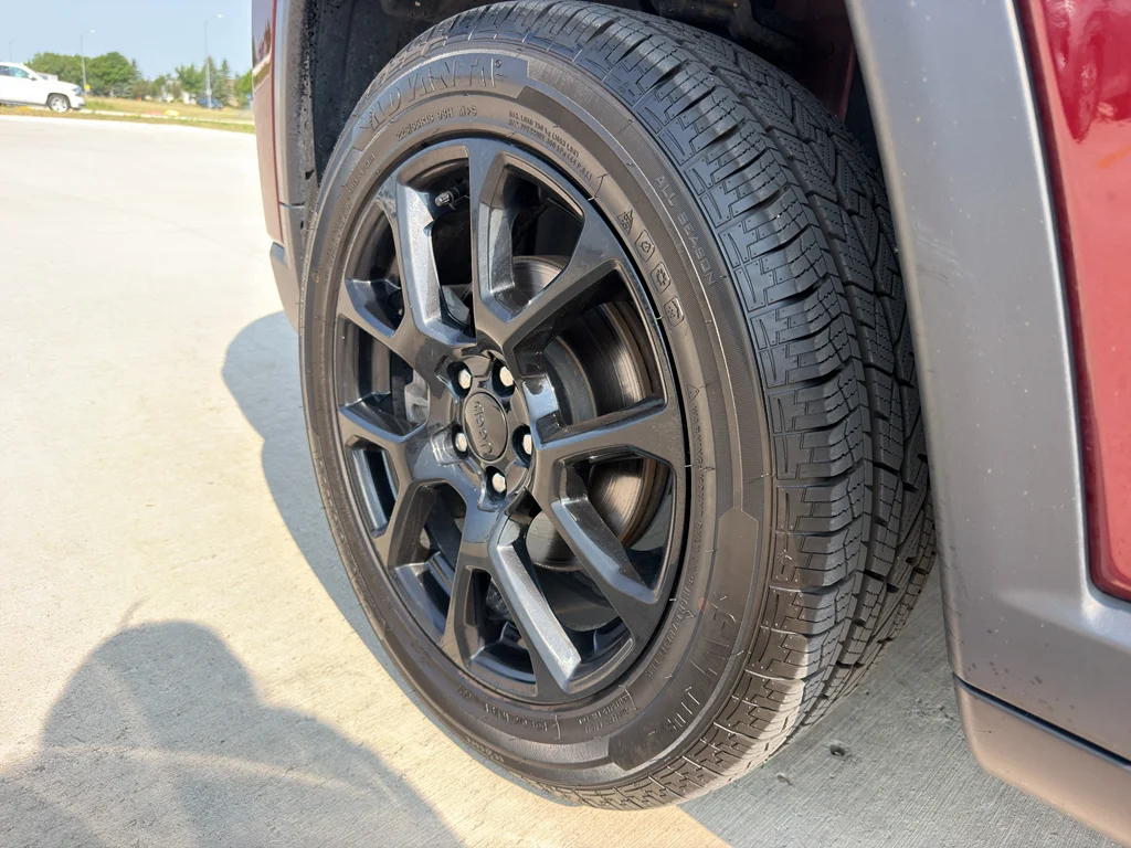 Used 2022 Velvet Red Pearl Jeep Altitude image 9